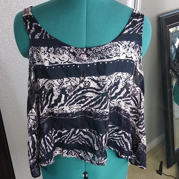 Urban Renewal Sheer Asymmetrical Crop Tank Size Small - Picture 5 of 6